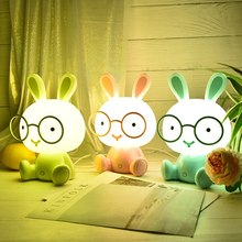 Luminária noturna de led com coelho, lâmpada led fofa, moderna, decoração de cabeceira, óculos infantil, coelho, presente de natal 2024 - compre barato