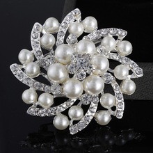 2017 New Cheap Rhinestone Brooches for Women Charming Imitation Pearl Crystal Flower Brooch Pins Broches Jewelry Fashion 2024 - buy cheap