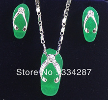 Nova Listados! O Envio gratuito de chinelos MIni-shaped Verde Escuro Jade Brinco Pingente Conjunto de Jóias Cadeia 2024 - compre barato