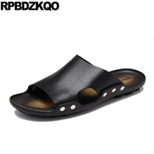 Sandalias suaves impermeables con remaches para hombre, zapatillas de cuero para verano, de diseñador de agua, zapatos deslizantes al aire libre, con pasador plano negro 2024 - compra barato