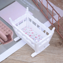 Casa de muñecas en miniatura hecha a mano, mueble moderno blanco de madera, cuna para bebé, habitación para niños, 1:12 2024 - compra barato
