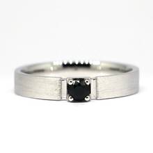 Чистое кольцо из серебра 925 пробы с черным кубическим цирконием Wellmade 7 мм 2024 - купить недорого