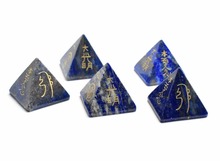 Pirâmide de cura de cristal, chakra natural lápis-lazúli esculpida com símbolo de reiki do usui gravado com uma bolsa grátis 2024 - compre barato