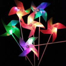 Molino de viento brillante parpadeante luz LED giratoria molino de viento ilumina los juguetes de los niños adornos de jardín decoración de fiesta de boda 2024 - compra barato