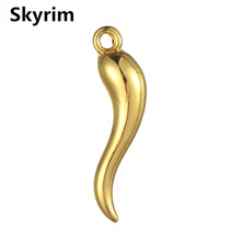 Skyrim 20 pçs/lote italiano chifre amuleto charme com duas cores folating encantos diy para as mulheres pingente de luxo para presente da menina 2024 - compre barato