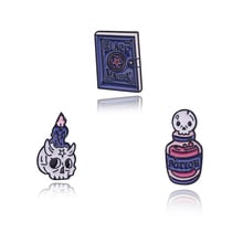 Alfileres de solapa esmaltados de esqueleto de dibujos animados para niños, broche de libro mágico negro, vela, poción de veneno, regalos únicos de Halloween 2024 - compra barato