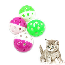 Пластиковый игрушечный мяч-колокольчик с отверстиями для кошек, животных, рингтоны, притягивающий рандомный мяч разных цветов 2024 - купить недорого