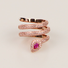 Anel feminino ouro rosado, anéis de cobra da moda europeia para mulheres vermelho transparente anel punk rock cz joias vintage de animais atacado 2024 - compre barato