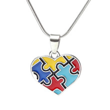 Quebra-cabeça colorido para autismo, peça com pingente de coração, corrente de cobra, colar para homens/mulheres, jóias, imperdível 2024 - compre barato