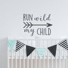 Вдохновляющие наклейки для детской комнаты Run Wild My Child, виниловые наклейки на стену для детской комнаты, декор со стрелками, Настенная роспись, постер с цитатами для детской комнаты AY0105 2024 - купить недорого