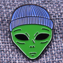 Забавная брошь Green alien pin в космическом стиле, подарок для любителей фильмов, астрономическое украшение 2024 - купить недорого