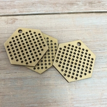 50 шт. мини шестигранные деревянные чипы для вышивки крестиком DIY подарок деревянный чип кулон ручной работы чип Счетный крест деревянные чипы 2024 - купить недорого