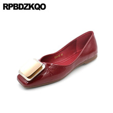 Metal bailarina 2021 couro de patente barato macio ballet flats feminino deslizamento em senhoras tamanho grande praça toe sapatos de lazer vinho tinto 2024 - compre barato