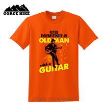 Never sob estimação um homem velho com uma camiseta de guitarra, camiseta de manga curta nunca subestima um homem velho com uma camiseta de guitarra 2024 - compre barato