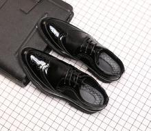 Модные мужские полированные винтажные деловые классические туфли на шнуровке с острым носком Резные оксфорды для мужчин на плоской подошве свадебные туфли 2024 - купить недорого