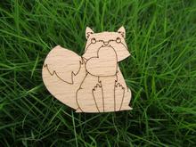 Деревянные броши с изображением лисы в форме сердца 2024 - купить недорого
