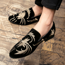 QUAOAR-mocasines de estilo étnico bordado para hombre, zapatillas de vestir de ante negro, zapatos planos informales de fiesta y boda 2024 - compra barato