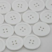 50 pces cor branca 4 furos grandes botão de plástico overcoat pano costura apliques 25mm pt41 2024 - compre barato