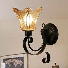 Средиземноморская антикварная настенная лампа, европейская антикварная черная железная художественная чайная стеклянная настенная лампа, прикроватные светильники для спальни 2024 - купить недорого