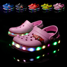 Обувь для мальчиков и девочек, модные летние детские сандалии со светодиодными лампочками, пляжная обувь, очаровательные шлепанцы, тапочки из ЭВА, детская обувь 2024 - купить недорого