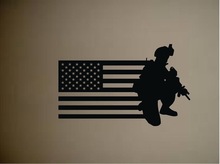 Removível militar do exército soledier e bandeira americana vinil adesivo de parede arma do exército antiga glória decalques de parede casa para a arte decoração Y-648 2024 - compre barato