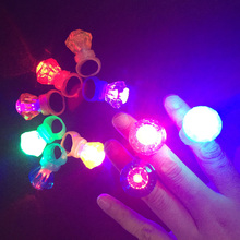 Anéis de pedras preciosas brilhantes, anéis de diamante de simulação brilhantes para crianças luzes de dedos casamento bar produtos para festas brilham no escuro 2024 - compre barato