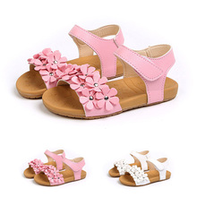 Sandália infantil de couro artificial com pérolas, calçado para o verão de 2019 para meninas, sandália de couro artificial com flores e princesas 2024 - compre barato