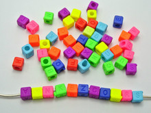 Cuentas de poni de colores neón, Cubo de letras del alfabeto, surtido de acrílico, 6x6mm, 250 2024 - compra barato