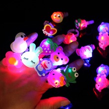 Anéis luminosos para crianças conjunto de 5 peças, brilha no escuro, brinquedos infantis flash led de desenho que brilha no escuro 2024 - compre barato