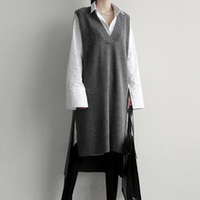 Корея 2018 вязаный свитер жилет серый черный длинный жилет платье вязаный v-образный вырез толстый длинный женский свитер без рукавов свитер платье 2024 - купить недорого