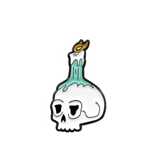 Necromancer-broche esmaltado de Metal con forma de vela, insignia de calavera a la moda, accesorio de joyería para sombrero 2024 - compra barato