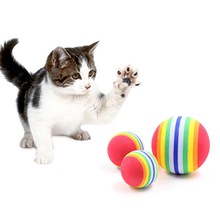 Gran oferta creativo 2018 Rainbow 3,5 cm pelota juguete para gato juguete interactivo para gatos jugar a masticar juguete cero EVA bola suministros para entrenamiento de mascotas 2024 - compra barato