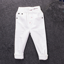 Джинсы для девочек и мальчиков на весну и осень, белые модные облегающие брюки с эластичным поясом в Корейском стиле, Повседневные детские брюки с дырками, 2021 2024 - купить недорого