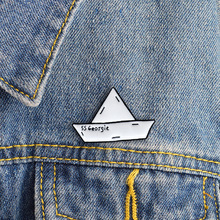 Broche de papel de barco plegable de dibujos animados "SS y George", esmalte alfileres insignia de barco de papel de Blanco Simple, accesorios de sombrero, bolsa de joyería 2024 - compra barato