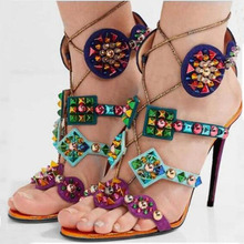 Женские босоножки на высоком каблуке, с разноцветными заклепками и открытым носком 2024 - купить недорого
