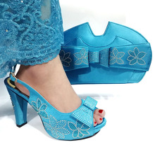 Модная женская обувь комплект из обуви и сумки в итальянском стиле, украшенные Стразы туфли с сумочкой в комплекте; Высокое качество Вечерние небесно-голубого цвета 2024 - купить недорого
