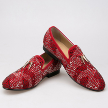 Красные и черные замшевые мужские туфли с золотыми кисточками и изысканными кристаллами; Мужские свадебные и вечерние лоферы; Мужские модельные туфли; Мужская обувь на плоской подошве 2024 - купить недорого