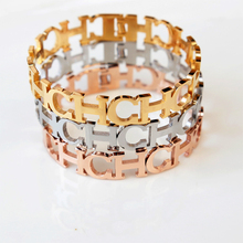 YUNRUO-pulsera de acero de titanio chapada en oro y plata para mujer, brazalete con el alfabeto, regalo de cumpleaños, joyería fina, 2020 2024 - compra barato