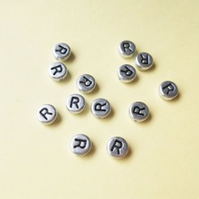 Envío Gratis 500 unids/lote de plata de cuentas en forma de letras 4*7MM carácter inicial R de plástico de impresión de joyas con alfabeto perlas de espaciador 2024 - compra barato