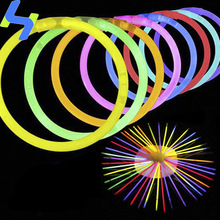 100 шт светящиеся цветные браслеты светящаяся палка для свадьбы, рождественской вечеринки светящиеся игрушки Светящиеся Игрушки для концерта светящиеся ночные палочки 2024 - купить недорого