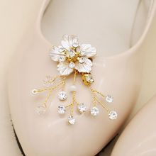 Роскошная элегантная женская обувь ручной работы на ремешке с цветком и золотым украшением; босоножки на высоком каблуке с украшением в виде кристаллов; очаровательные аксессуары для обуви 2024 - купить недорого
