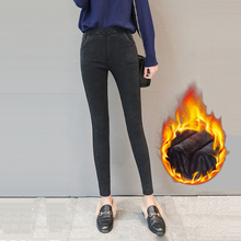 Зимние плотные джинсы, женские осенние повседневные эластичные узкие брюки-карандаш с высокой талией, женские бархатные теплые брюки 2024 - купить недорого