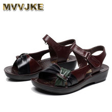 Mvvjke mãe sapatos de verão sandálias lisas mulher de couro envelhecido fundo macio cores misturadas moda sandálias confortáveis sapatos velhos 2024 - compre barato
