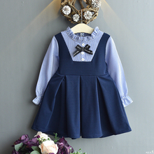 Модная одежда для маленьких девочек зимнее платье с длинными рукавами платье на бретелях из двух предметов Милая школьная форма с галстуком-бабочкой 2024 - купить недорого