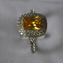 Серебро желтое кольцо с камнем пробы 925 пробы, огранка багет 1 карат, завернуто в белое золото чудесные украшения пробы 2024 - купить недорого