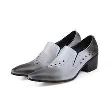 Zapatos hombre/Мужская обувь; модельные туфли на высоком каблуке с острым носком; свадебные туфли-оксфорды без застежки с заклепками; итальянская кожаная обувь для мужчин 2024 - купить недорого