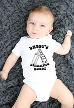 Daddy's Drinking Buddy/забавная белая одежда с буквенным принтом для новорожденных; Летний милый комбинезон с короткими рукавами; Детские боди 2024 - купить недорого