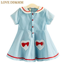 Платья для девочек с надписью LOVE DD & MM, летняя новая детская одежда 2020, темно-синее Полосатое платье с лацканами и бантом на карманах для девочек 2024 - купить недорого