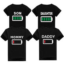 Новинка 2018, семейный вид, летняя футболка для мамы, папы и дочки, женские футболки, одинаковая футболка с коротким рукавом и забавным аккумулятором для женщин 2024 - купить недорого