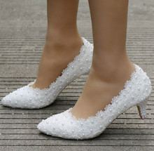 Женские босоножки; свадебные женские туфли-лодочки с острым носком на тонком высоком каблуке 5 см, украшенные кружевом и жемчужинами; большие размеры 2024 - купить недорого